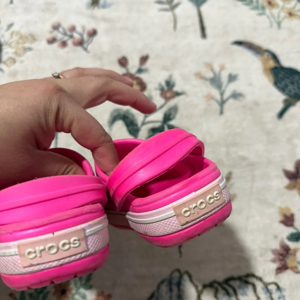 CROCS toddler Water Shoes - Bright Pink size 6-7
